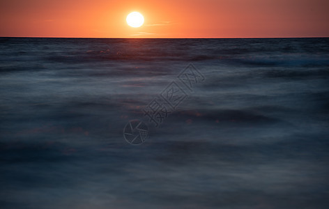 美丽日落的波罗的海在海滩 波兰波罗的海沿岸 著名的旅游城市图片