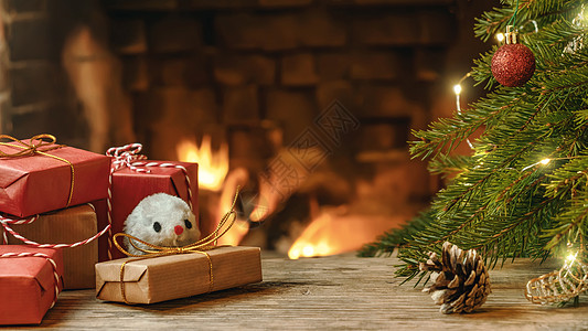 圣诞作文 — 根据中国星座 老鼠是 2020 年的象征 旁边是壁炉旁圣诞树下的礼物 十二月 动物图片