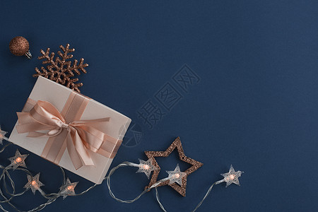 蓝色背景的圣诞礼物 花环 盒子 奢华 卡片 金的 躺着图片