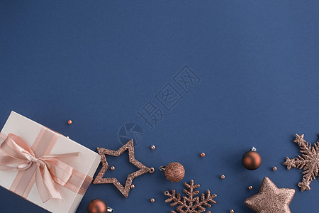 圣诞蓝色雪花星星蓝色背景的圣诞礼物 闪光 明信片 金子 盒子 展示 新年背景