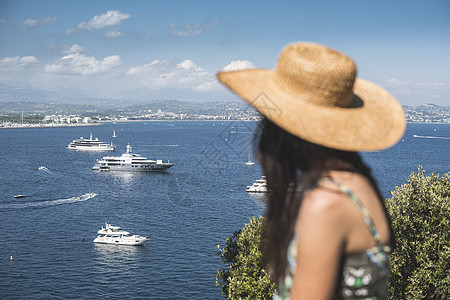 戴夏帽看游艇的女人 夏天 蓝色的 帆 水 船 美丽的图片