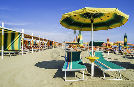 海滩上的阳光和雨伞 日光浴床 奢华 假期 海岸 绿松石图片