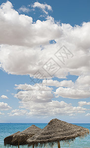 有云的蓝色大天空 拖伞雨伞背景图片