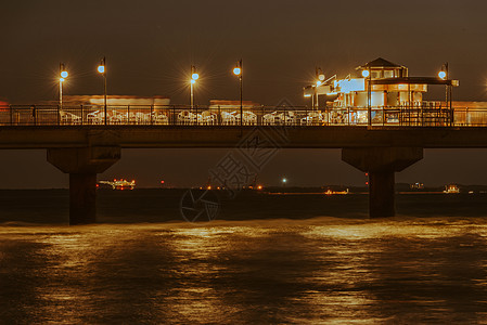 美丽日落的波罗的海在海滩 波兰波罗的海沿岸 著名的旅游城市 夕阳下的码头 太阳 旅行图片