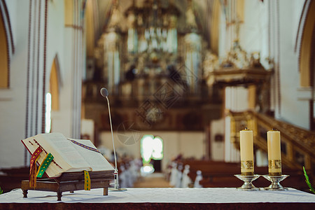 婚礼教堂婚礼前教堂的圣殿 新郎和新娘空座椅 宗教的 传统背景