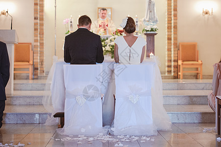 婚礼教堂仪式期间教堂婚礼的新娘和新郎 很漂亮的装饰 女性 庆典背景