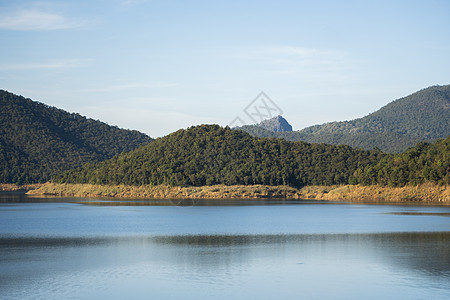 阳光明媚的一天 美丽的湖泊环绕在山上 土地图片