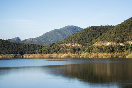 阳光明媚的一天 美丽的湖泊环绕在山上 魔法背景