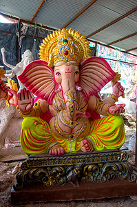 印度神象头神的雕像 Ganesha 节期间艺术家工作坊中的特写 手 节日图片