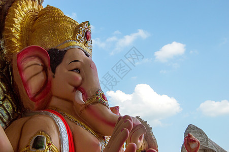 印度神象头神的雕像 Ganesha 节期间艺术家工作坊中的特写 崇拜 偶像图片