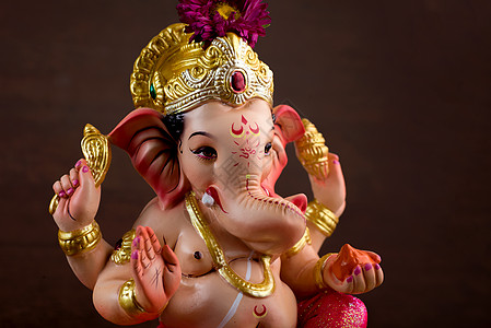 印度神象头神 深色木制背景上的象头神偶像 崇拜 文化图片