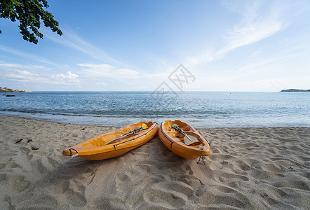 沙滩上的两艘彩色橙色皮划艇在阳光明媚的日子里为桨手做好准备 在沙子的几艘橙色消遣小船 活跃的旅游和水上娱乐 闲暇 泰国图片