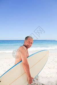 退休男人带着他的冲浪板 成熟 生活 美丽 老年 海滩图片