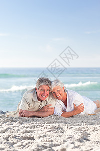 在沙滩上躺着的一对成熟夫妇 夫妻 步行 微笑 衬衫图片