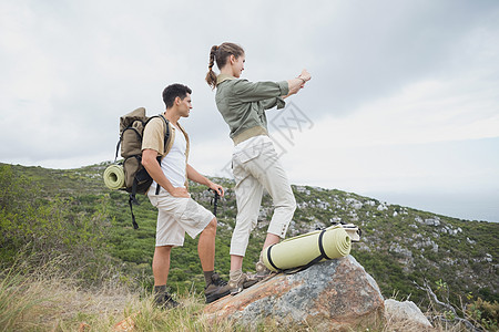 背包旅行站在山地的远足夫妇 探索者 冒险家 远足者 环境 户外背景