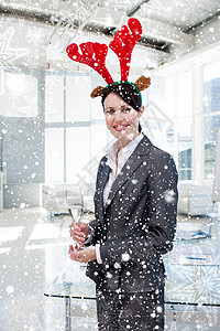 带着新鲜的圣诞礼帽 喝香槟的商务女士笑容 水晶 下雪图片