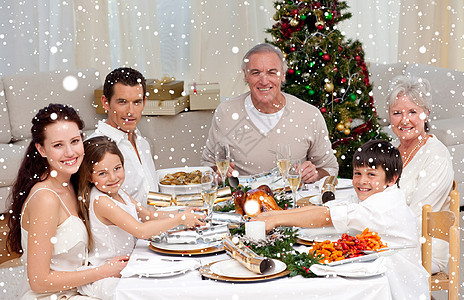 儿童在家中拉着圣诞饼干的复合图象 祖父 惊喜图片