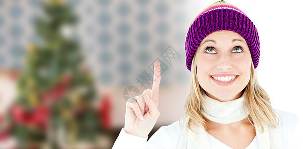闪亮女人的复合形象 戴着彩色帽子向上看图片