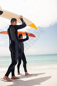 父亲和儿子头上顶着冲浪板 老年 男性 游客 闲暇图片
