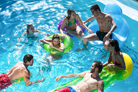 一群在游泳池玩得开心的朋友 乐趣 游泳衣 充气管 女士图片