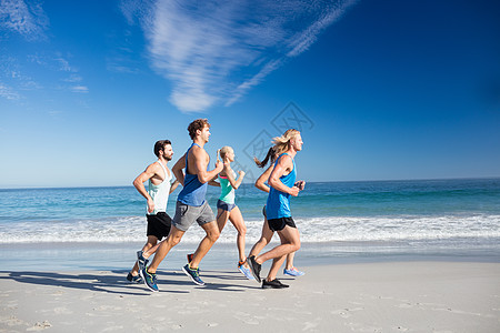 人们在海滩上慢跑 健康的生活方式 畅快 摄影 欢呼 水图片