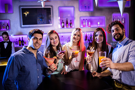 一群朋友在酒吧柜台展示鸡尾酒 高级 快乐 青少年图片
