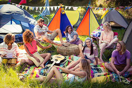 一群朋友在野营聚在一起玩乐 娱乐 快乐的 友谊 休闲服装图片
