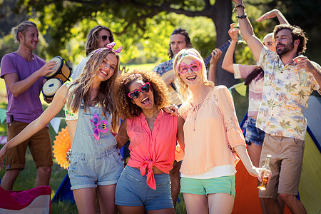 一群朋友在野营聚在一起玩乐 女性 周末活动 夏天 自由图片