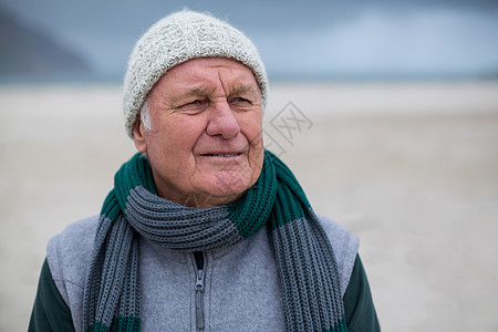 高级男子站在沙滩上 退休 男性 支撑 头发花白 闲暇 浪漫图片