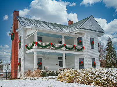 白宫在雪雪中为圣诞节举行盛装高清图片