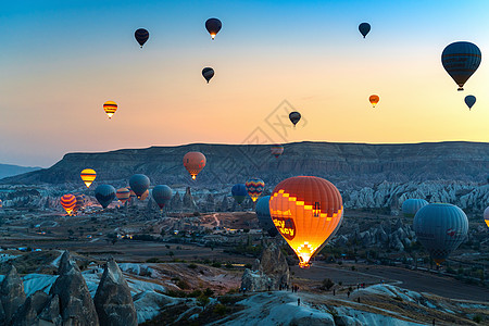 在土耳其卡帕多西亚上空飞翔的 各种热气球 美丽的 假期图片