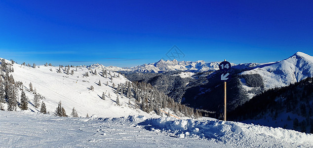 欧洲雪山上的空天空斯洛布斯 蓝色的 美丽的 奥地利 滑雪板图片