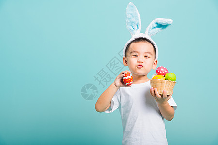 小男孩微笑 穿着兔子耳朵和白色T恤 全套 泰国 庆祝背景图片