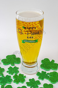 圣派特里克日 啤酒扑满绿帽子和四面八方 金子图片