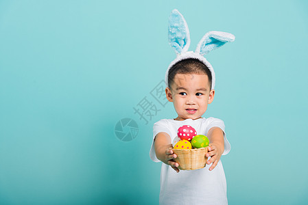 小男孩微笑 穿着兔子耳朵和白色T恤 全套 孩子 季节图片