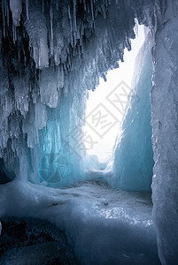 贝加尔湖上的冰洞穴图片