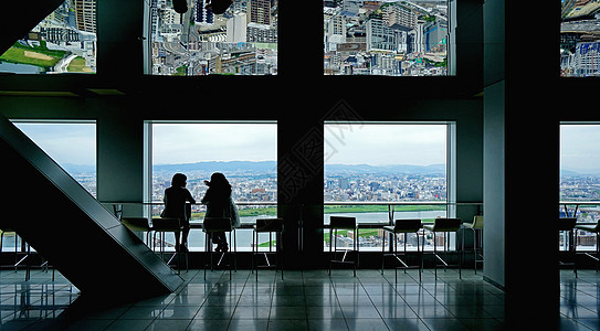 日本大阪空视 从有两架圆环的公用大楼图片