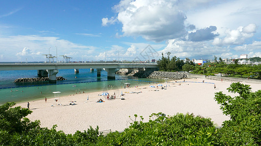 桥附近的日本冲绳海滩 夏天 旅游 城市 绿色的 旅行图片