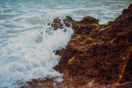海浪礁石海洋暴风雨 海浪在沙滩礁石上冲撞 石头 海岸背景