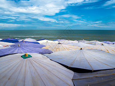 车安海滩一带挤满的大雨伞 旅行 热的 夏天 蓝色的图片