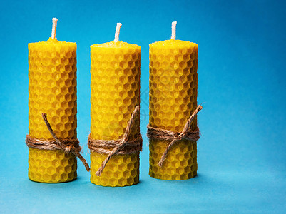 三支黄色蜂蜡蜡烛高清图片