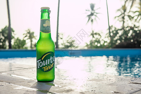 Tourtel 非酒精啤酒 一瓶啤酒的包装照片 背景游泳池模糊 马提尼克岛 法国图片