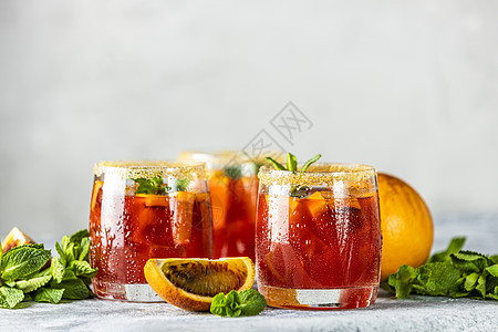 意大利阿珀罗醇辣椒鸡尾酒 含橙色切片和成分 冰 夏天图片
