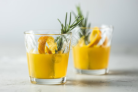 两杯蜂蜜波旁鸡尾酒 配有迷迭香简单糖浆 酸的图片