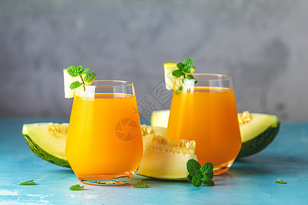 黄色橙色鸡尾酒 用西瓜和薄荷装在玻璃中 马提尼酒图片