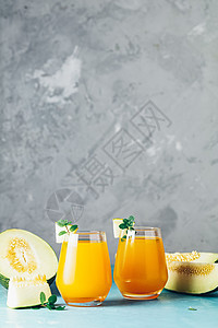 黄色橙色鸡尾酒 用西瓜和薄荷装在玻璃中 冰图片