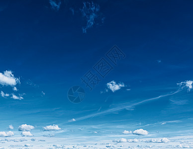 有云 自然和环境的明亮蓝天 晴天 空气 天空 积云图片