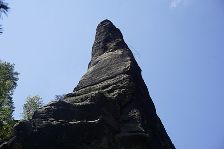 在瑞士萨克森发现高 尖沙石岩图片