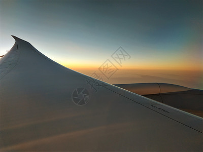 从机翼上方的窗外查看日落平流层高清图片素材