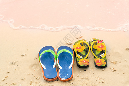白色沙滩 旅行和休假时间上2个拖鞋 人字拖 支撑图片